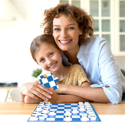 Mädchen spielt mit Mutter Schach