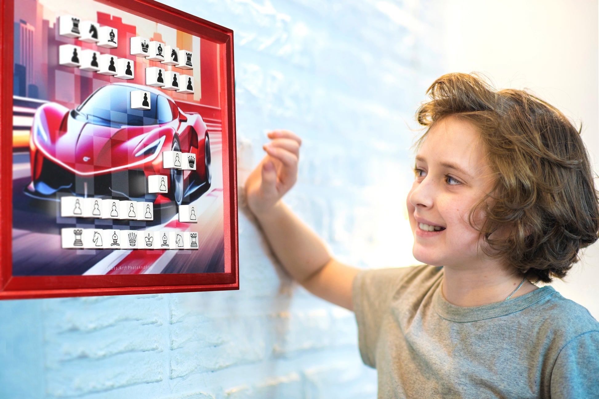 Kind schaut auf Schach Wandspiel Modell HYPERCAR 0030 von CUBES.ART